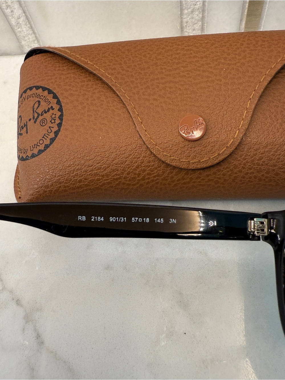 RAY-BAN 2184 WAYFARER BLACK UNISEX SUNGLASSES WITH CASE - Picture 5 of 5